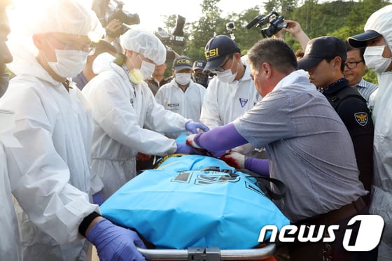 '강진 여고생 실종' 사건. 경찰과학수사대 대원들이 24일 전남 강진군 도암면 지석리 야산 정상 부근에서 지난 16일 아르바이트를 한다고 집을 나선 후 실종됐던 A양(16)으로 추정되는 시신을 발견해 구급차로 옮기고 있다./사진=뉴스1