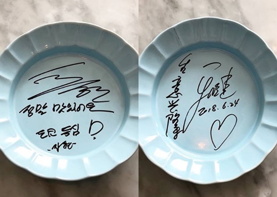배우 추자현의 사인이 담긴 그릇(왼쪽)과 우효광의 사인이 담긴 그릇/사진=외식기업 자사 인스타그램