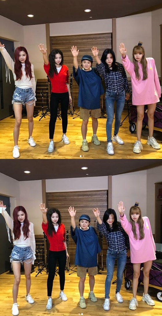 (왼쪽부터) 블랙핑크 로제, 제니, 개그우먼 김신영, 블랙핑크 지수, 리사/사진=MBC '정오의 희망곡' 공식 인스타그램