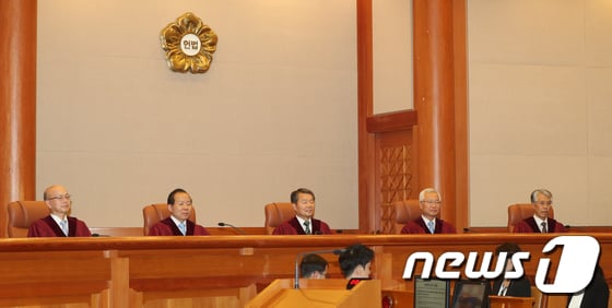 이진성 헌법재판소장이 28일 서울 종로구 헌법재판소 대심판정에서 열린 '양심적 병역거부' 헌법소원 선고에 참석하고 있다./사진=뉴스1