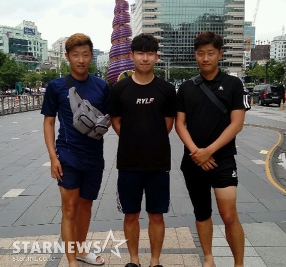 청계광장의 족구 3인방 전형진-이정욱-전휘진(좌로부터). 살짝 들린 반바지로 드러난 선 분명한 다리 색깔이 이들의 노력을 대변한다.