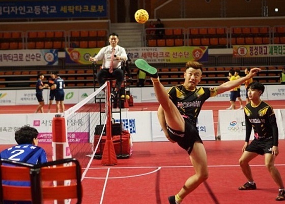 이들은 족구뿐 아니라 세팍타크로 풋넷 등 네트있고 발로 하는 운동은 다한다고. 세팍타크로 경기에 나선 전형진.