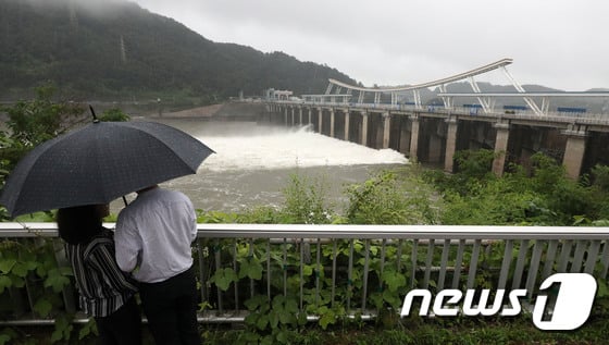 '태풍 진로 예상' 전국이 장마전선과 제7호 태풍 '쁘라삐룬' 북상 영향으로 비가 내리고 있는 1일 오후 경기도 하남시 한강 상류 팔당댐에서 우산을 쓴 시민들이 방류를 지켜보고 있다. /사진=뉴스1