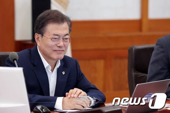 문재인 대통령이 2일 정상출근하며 업무에 복귀했다. 오후 수석보조관 회의를 주재할 예정이다. /사진=뉴스1