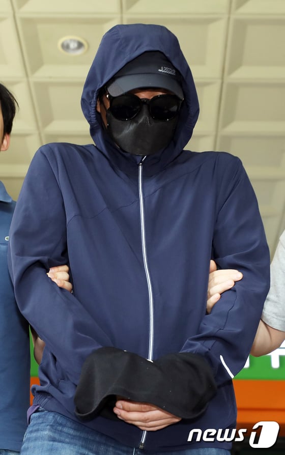 유명 유튜버 양예원씨와 배우 지망생 이소윤씨에게 노출사진을 강요하고 성추행을 한 의혹을 받는 최모씨(45). 지난 2일 오전 서울 마포구 서부지방법원에서 영장실질심사를 마친 뒤 차량으로 향하고 있는 모습. /사진=뉴스1