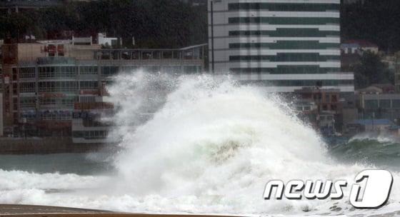 제7호 태풍 '쁘라삐룬'이 북상 중인 3일 오전 부산 해운대해수욕장에 파도가 해안가로 몰려오고 있다. /뉴스1