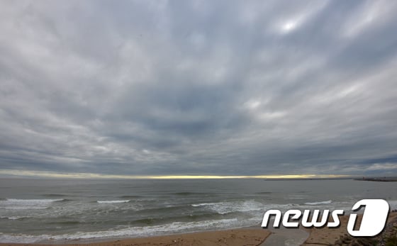 4일 오전 제7호 태풍 쁘라삐룬이 남기고 간 먹구름이 경북 포항시 북구 흥해읍 영일만항 앞 해상을 뒤덮은 모습./사진=뉴스1