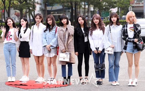 걸그룹 원더걸스 출신 가수 유빈이 '숙녀' 안무 영상을 통해 JYP 신사옥을 소개하고 있다. /사진=유빈 V라이브 채널 동영상 캡쳐