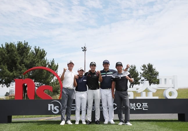 파이팅을 외치는 김태훈, 염은호, 이형준, 주흥철, 맹동섭(왼쪽부터)./사진=KPGA