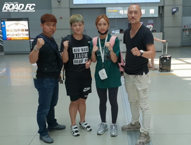 일본으로 출국한 김영지(왼쪽 두 번째)와 임소희(왼쪽 세 번째). /사진=로드FC 제공