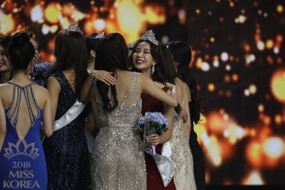 2018 미스코리아 선발대회 진 김수민과 선 서혜민이 수상의 기쁨을 나누고 있다. / 사진제공=2018 미스코리아 선발대회 사무국