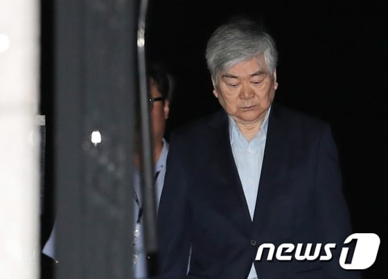 조양호 회장이 구속영장이 기각되자 서울남부구치소에서 빠져나가고 있다. /사진=뉴스1