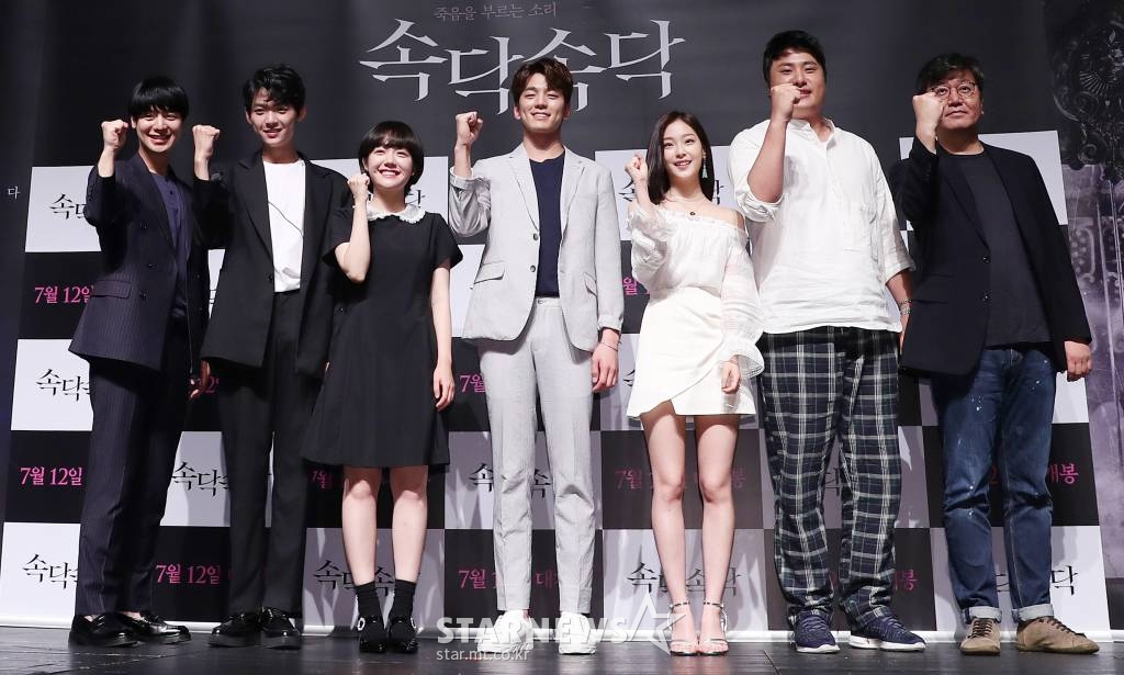 배우 김영, 김태민, 소주연, 김민규, 최희진, 박진, 최상훈 감독이 지난 6월 21일 오전 서울 강남구 압구정 CGV에서 진행된 영화 '속닥속닥(감독 최상훈)' 제작보고회에 참석해 포즈를 취하고 있다.