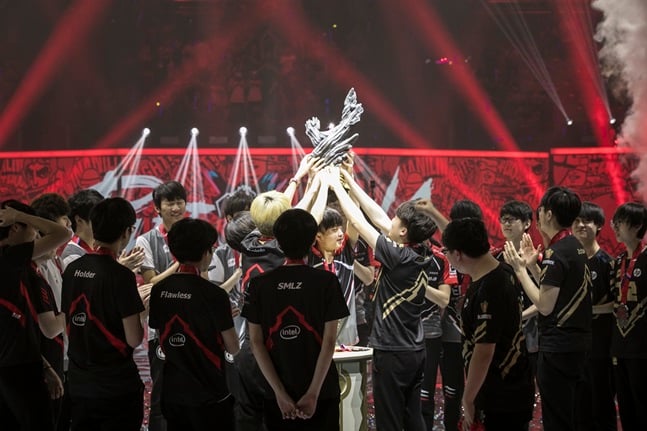 2018 리프트 라이벌즈 우승을 차지한 후 트로피를 들어올리고 있는 중국 LPL 팀들. /사진=라이엇 게임즈 제공