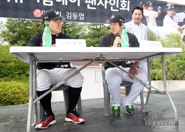 팬사인회 행사에 참석한 이재원, 김동엽(왼쪽부터) /사진=SK 와이번스 제공