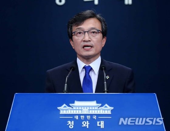 김의겸 청와대 대변인이 11일 오전 춘추관에서 기자들과 만나 청와대가 송영무 국방부 장관에게 국군기무사령부(기무사) 계엄령 문건과 관련해 국방부에 수사를 요청했고, 송영무 장관이 이를 무시했다는 언론보도는 사실이 아니라고 밝히고 있다. /사진=뉴시스