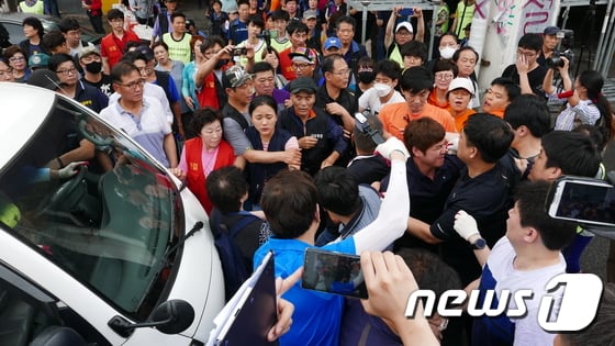 서울중앙지법 집행관, 수협 측은 노량진 수산시장 구시장 상인들을 대상으로 강제집행을 시도했지만 무산됐다. 사진은 집행관들과 상인들이 대치하고 있는 모습이다. /사진=뉴스1