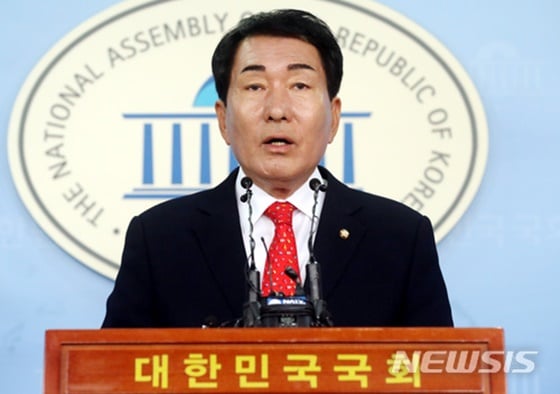 안상수 자유한국당 혁신비상대책위원회 준비위원장이 비대위원장 후보로 전희경, 박찬종, 김병준 등 5명을 발표했다. /사진=뉴시스