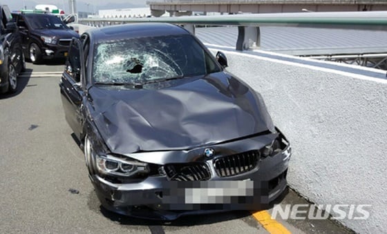 '김해공항 사고'로 알려진 BMW 승용차의 운전자 A씨(34)가 항공사의 직원인 것으로 알려졌다. / 사진=뉴시스