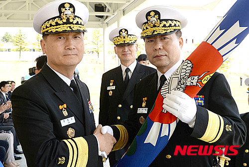 신임 해군참모총장에 합동참모본부 전략기획본부장인 심승섭 중장(우)이 내정됐다. / 사진=뉴시스