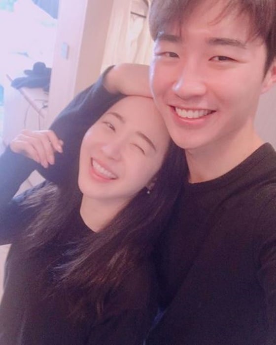 유소영이 연인인 프로골퍼 고윤성과 환하게 웃고 있다/사진 출처=유소영 인스타그램