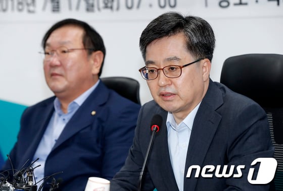 저소득 가구에 세금 환급 형태로 근로장려금을 주는 근로장려세제(EITC) 지원액이 4조원으로 늘어날 전망이다. / 사진=뉴스1