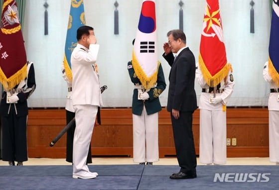 문재인 대통령이 심승섭 신임 해군참모총장으로부터 보직 및 진급 신고를 받고 있는 모습. /사진=뉴시스