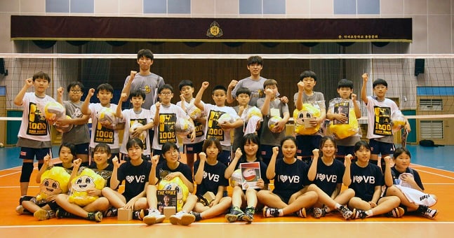 KB손해보험 스타즈 배구단 선수들이 꿈나무들을 만나 일일 코치로 변신했다. /사진=KB손해보험 제공