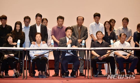 마린온 추락으로 순직한 장병들의 영결식이 오는 23일 진행된다. 사진은 마린온 추락으로 순직한 유가족들이 기자회견을 하고 있는 모습. /사진=뉴시스