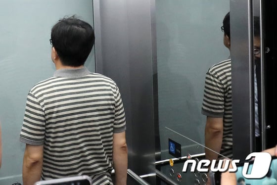 김경수 경남도지사의 국회의원 시절 보좌관을 지낸 한모씨가 23일 오전 드루킹 특검 사무실로 출석해 엘레베이터에 타고 있는 모습. /사진=뉴스1