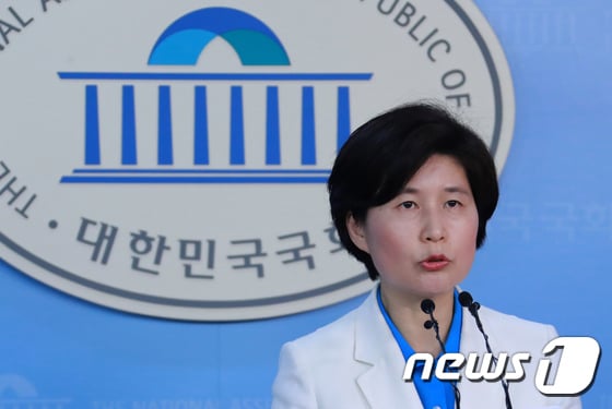 더불어민주당 백혜련 대변인이 서면 브리핑을 통해 노회찬 의원 사망 소식에 애도를 표했다. /사진=뉴스1