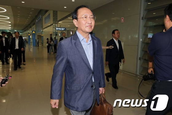 23일 서울의 한 아파트에서 투신 사망한 노회찬 정의당 원내대표, 사진은 지난 22일 오후 방미 일정을 마치고 인천국제공항 제2여객터미널을 통해 귀국한 노 의원의 모습. /사진=뉴스1