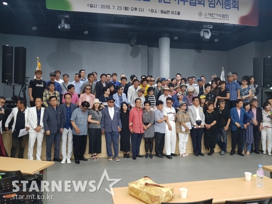 /사진=대한가수협회 임시총회에 참석한 김흥국(왼쪽)의 모습