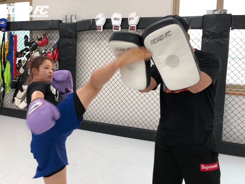 이예지가 태권킥을 배웠다. / 사진=로드FC
