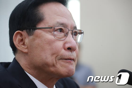 송영무 국방부 장관과 국군기무사령부가 계엄령 및 위수령 문건 등을 둘러싸고 갈등이 고조됐다. 사진은 지난 24일 국회에서 열린 전체회의에서 송영무 장관이 질의를 듣고 있는 모습. /사진=뉴스1