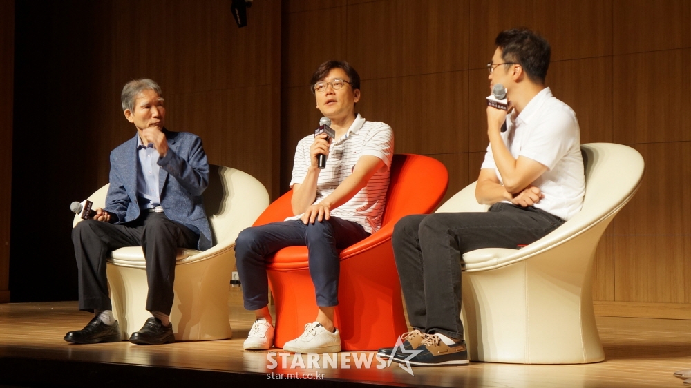 '한국사 대중화와 게임적 상상력의 융합'에 관한 토크 콘서트. 왼쪽부터 임헌영 민족문제연구소 소장, 조이시티 김태곤 CTO, 최태성 선생