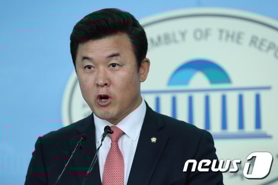 자유한국당 윤영석 수석대변인이 송영무 국방부 장관과 기무사 사령관 간에 벌어진 하극상에 대해 일침을 가했다. /사진=뉴스1