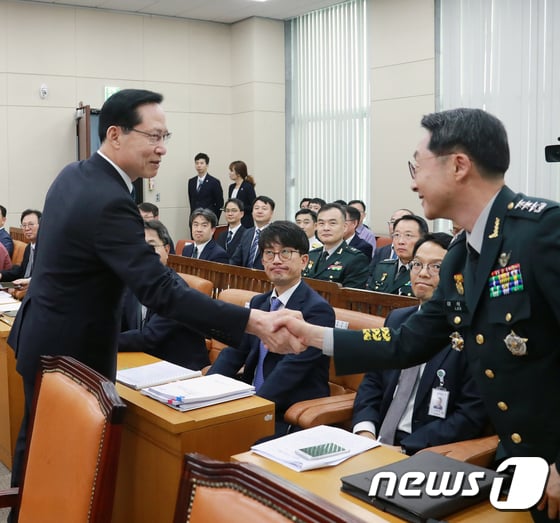 민병삼 국군 기무부대장 대령이 송영무 국방부 장관과의 하극상에 대해 해명했다. 사진은 지난 24일 국회에서 열린 전체회의에 참여한 송영무 장관(왼쪽)과 이석구 기무사령관(오른쪽)이 악수하는 모습. /사진=뉴스1