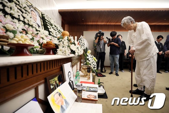 백기완 통일문제연구소 소장이 지난 25일 노회찬 정의당 원내대표의 빈소를 찾아 조문하는 모습. /사진=뉴스1