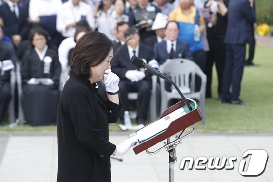 "나의 동지, 사랑하는 동지, 영원한 동지여!" 심상정 정의당 의원이 27일 국회에서 열린 고(故) 노회찬 정의당 원내대표의 국회 영결식에서 조사를 낭독했다. / 사진=뉴스1