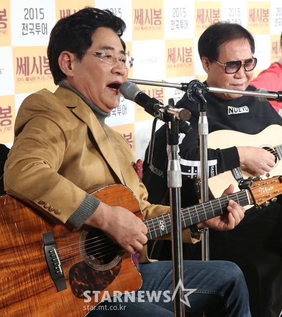 가수 윤형주와 조영남/사진=이기범 기자