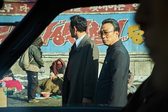 배우 이성민 / 사진 왼쪽 위부터 시계방향으로 영화 '공작', '부당거래', '검사외전', 드라마 '골든타임', 영화 '고고70', '두근두근 내 인생' 스틸컷