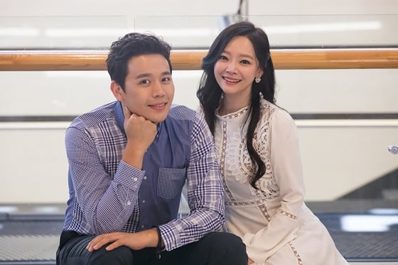 뮤지컬배우 손준호 김소현(사진 오른쪽) 부부/사진제공=쇼온컴퍼니