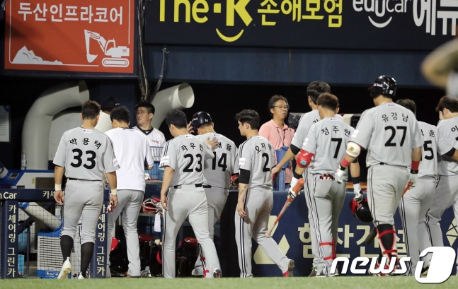 2일 오후 서울 송파구 잠실야구장에서 열린 프로야구 2018 신한은행 마이카 KBO리그 LG트윈스와 두산베어스의 경기에서 5대6으로 패배를 한 LG 선수들이 덕아웃으로 향하고 있다. /사진=뉴스1