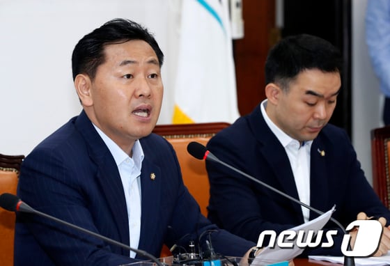 김관영 바른미래당 대표(왼쪽)이 북한 석탄과 관련해 비판의 목소리를 높였다. /사진=뉴스1