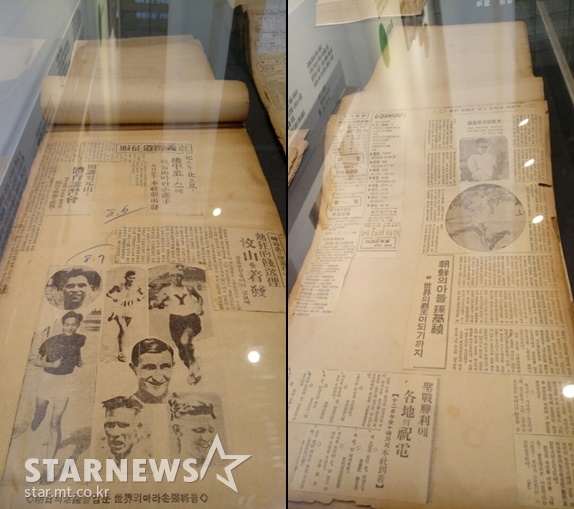 '뽈은 둥글다'전에 전시된 이길용기자의 기사 스크랩 두권.