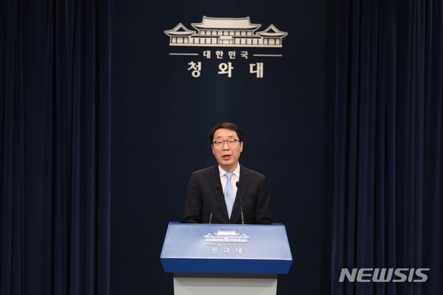 문재인 대통령이 3일 송영무 국방부 장관과 하극상 논란을 빚은 이석구 기무사령관을 전격 경질했다. 또한 비육사 출신인 남영신 육군특전사령관을 신임 기무사령관으로 임명했다. / 사진=뉴시스