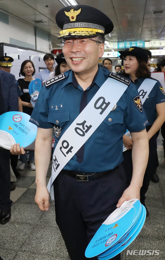 민갑룡 경찰청장이 4일 종로구 광화문 광장에서 열린 '제4차 불법촬영편파수사 규탄시위' 현장을 방문했다. / 사진=뉴시스