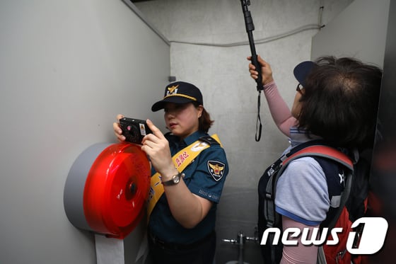 버스터미널이나 철도역사, 공항 등의 공중화장실 5000곳이 '몰카 안심지대'로 조성된다. / 사진=뉴스1