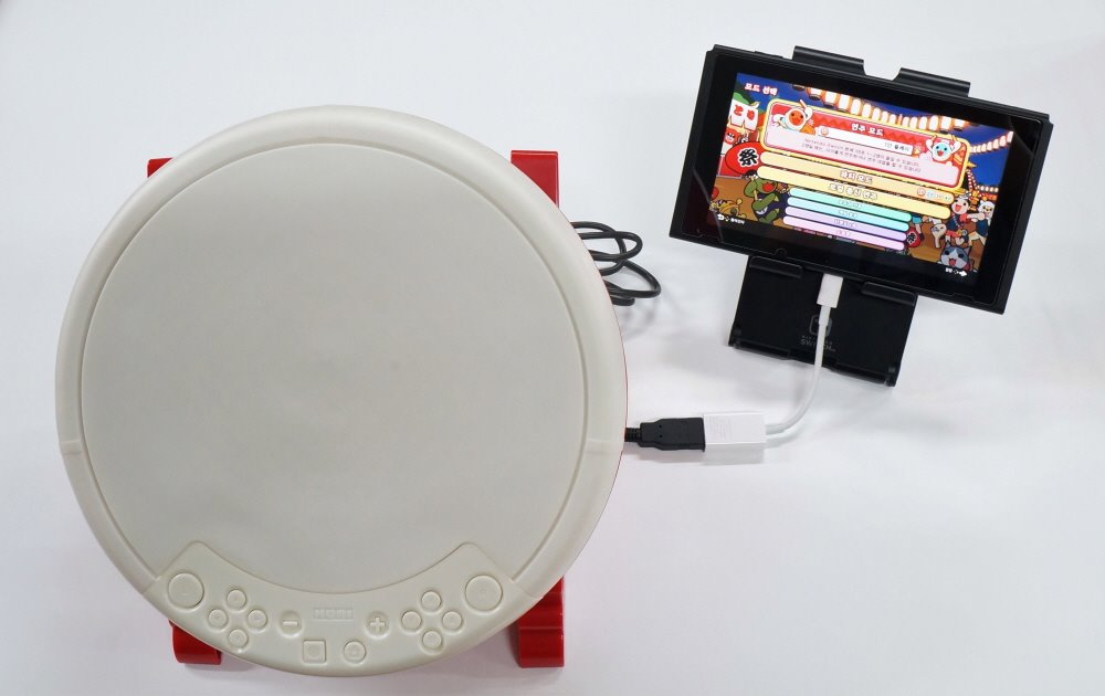 게임기와 연결해봤습니다. 기본적으로는 본체와 바로 연결할 수 없지만, USB C타입 젠더가 있으면 바로 연결할 수 있습니다.